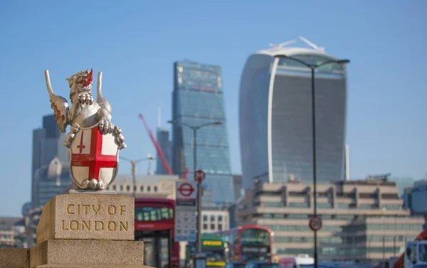 Thames Nehri görünümünden Londra, telsiz bina ve modern gökdelenler. Londra, İngiltere — Stok fotoğraf