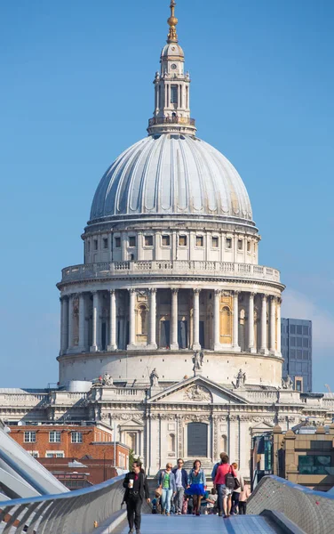St. Paul-katedralen och millennium bridge. London Storbritannien — Stockfoto