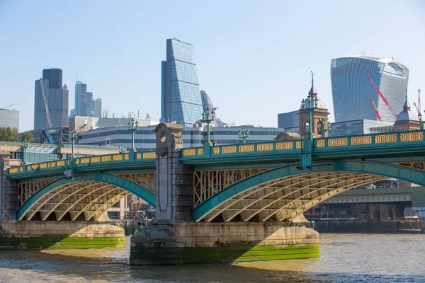 Cidade de Londres vista do rio Tamisa, Walkie-Talkie edifício e arranha-céus modernos. Londres, Reino Unido — Fotografia de Stock