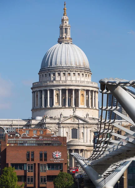 Cattedrale di St. Paul e ponte del millennio. Londra Regno Unito — Foto Stock