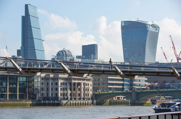 Vista de la ciudad de Londres desde el río Támesis, edificio Walkie-Talkie y rascacielos modernos. Londres, Reino Unido — Foto de Stock