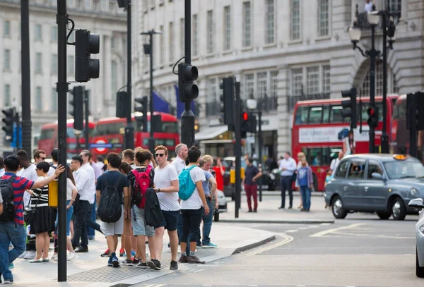 Piccadilly circo com muitas pessoas, turistas e londrinos atravessando a junção. Londres, Reino Unido — Fotografia de Stock