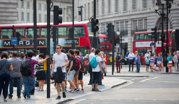 Piccadilly circo com muitas pessoas, turistas e londrinos atravessando a junção. Londres, Reino Unido — Fotografia de Stock