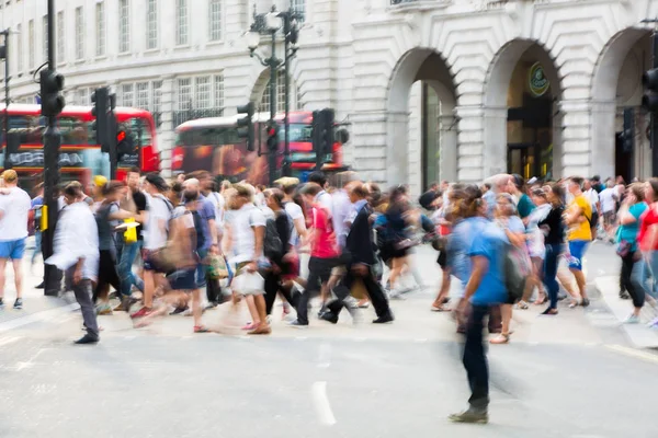 Circo Piccadilly con tanta gente, turisti e londinesi che attraversano il bivio. Londra, Regno Unito — Foto Stock
