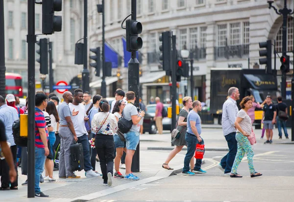 Cirque de Piccadilly avec beaucoup de monde, touristes et Londoniens traversant la jonction. Londres, Royaume-Uni — Photo