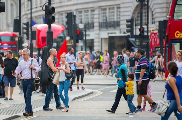 Piccadilly Circus mit vielen Menschen, Touristen und Londonern überqueren die Kreuzung. London, Großbritannien — Stockfoto