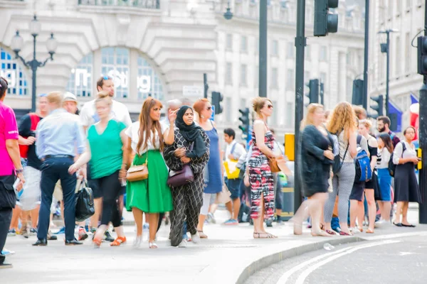 Piccadilly Circus mit vielen Menschen, Touristen und Londonern überqueren die Kreuzung. London, Großbritannien — Stockfoto