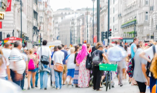 多くの人々、観光客と接合部を渡るロンドン ピカデリー サーカス。ロンドン、英国 — ストック写真