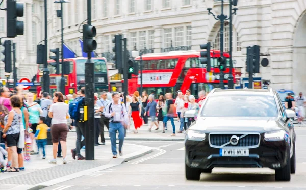 많은 사람들, 관광객 및 교차점을 건너 런던의 피 카디 리 서커스 런던, 영국 — 스톡 사진