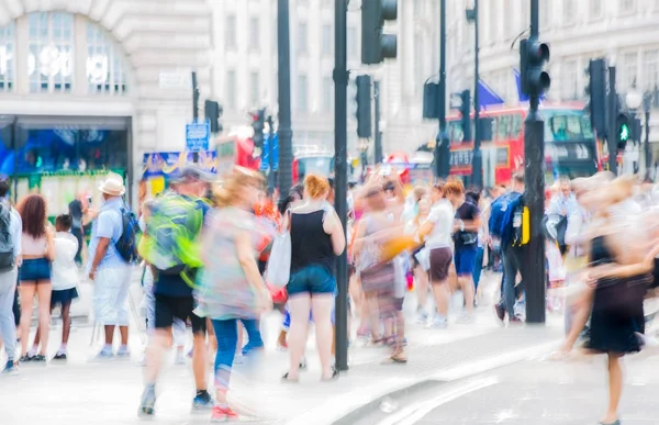 Piccadilly Circus mit vielen Menschen, Touristen und Londonern überqueren die Kreuzung. London, Großbritannien — Stockfoto
