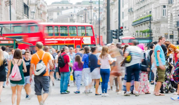 多くの人々、観光客と接合部を渡るロンドン ピカデリー サーカス。ロンドン、英国 — ストック写真
