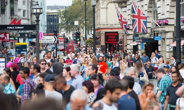 Leicester square met veel mensen, toeristen en Londenaren. London, Verenigd Koninkrijk — Stockfoto