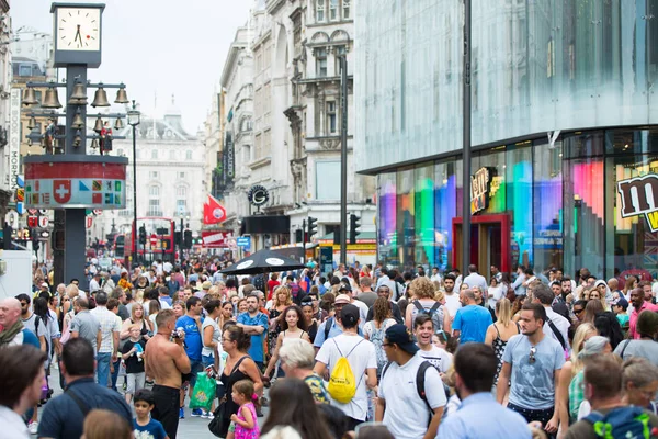 Leicester square med massor av människor, turister och Londonbor. London, Storbritannien — Stockfoto