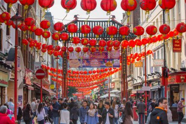Londra, İngiltere - 4 Ekim 2016: China Town Çin fenerler ve turistler ve sokakta yürürken Londralılar tarafından dekore edilmiştir. Chinatown Çin denizciler ve tüccarlar tarafından 1880 yılında kuruldu