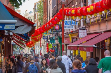 Londra, İngiltere - 4 Ekim 2016: China Town Çin fenerler ve turistler ve sokakta yürürken Londralılar tarafından dekore edilmiştir. Chinatown Çin denizciler ve tüccarlar tarafından 1880 yılında kuruldu