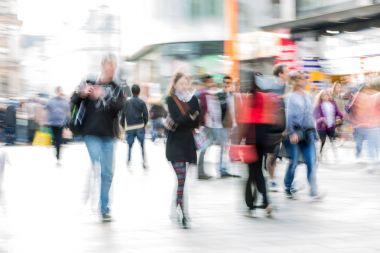 Londra, İngiltere - 4 Ekim 2016: Halkın, turistlerin ve Leicester Meydanı, yolu ile yürüyüş Londralılar çok arka plan bulanıklık
