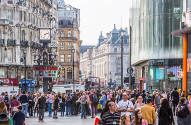 Londra, İngiltere - 4 Ekim 2016: Halkın, turistlerin ve Londralılar Leicester kare yürüyen bir sürü,