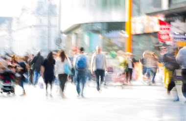 Londra, İngiltere - 4 Ekim 2016: Halkın, turistlerin ve Leicester Meydanı, yolu ile yürüyüş Londralılar çok arka plan bulanıklık