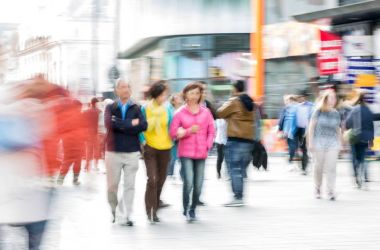 Londra, İngiltere - 4 Ekim 2016: Halkın, turistlerin ve Leicester Meydanı, yolu ile yürüyüş Londralılar çok arka plan bulanıklık