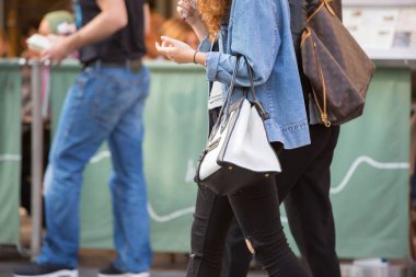 Londra, İngiltere - 4 Ekim 2016: Leicester kare yürüyen insanlar.