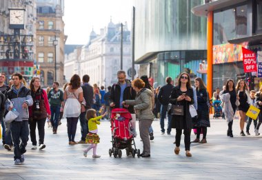 Londra, İngiltere - 4 Ekim 2016: Halkın, turistlerin ve Londralılar Leicester kare yürüyen bir sürü,