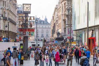 Londra, İngiltere - 4 Ekim 2016: Halkın, turistlerin ve Londralılar Leicester kare yürüyen bir sürü,