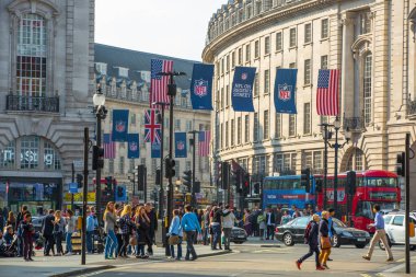 Londra, İngiltere - 4 Ekim 2015: Regent Caddesi İngiliz bayraklarıyla süslenmiş. Lots-in insanlar salonu dükkanı ve toplu taşıma, taksi, araba ve yol üzerinde otobüs