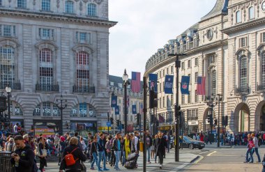 Londra, İngiltere - 4 Ekim 2015: Regent Caddesi İngiliz bayraklarıyla süslenmiş. Lots-in insanlar salonu dükkanı ve toplu taşıma, taksi, araba ve yol üzerinde otobüs