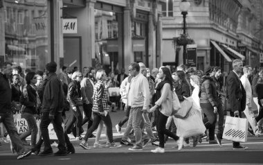 Londra, İngiltere - 24 Ağustos 2016: Çok insanlar, turistler, Regent geçiş Londralılar alışveriş caddesi. Kalabalık şehir kavramı