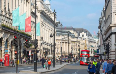 Londra, İngiltere - 4 Ekim 2015: Piccadilly Caddesi ve lots-in insanlar ve taşıma yol yolda