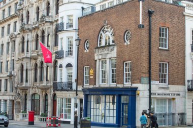 Londra, İngiltere - 8 Eylül 2016: Lüks daireler Mayfair, Windows. Londra konut merkezi. Kensington Kilisesi sokak.