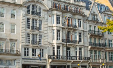 Londra, İngiltere - 8 Eylül 2016: Lüks daireler Mayfair, Windows. Londra konut merkezi. Kensington Kilisesi sokak.