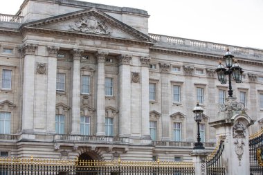 Londra, İngiltere - 4 Ekim 2016: Buckingham Sarayı Kraliçe Elizabeth II İngiltere hükümdarı rezidanstır. Kraliyet balkon