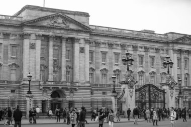 Londra, İngiltere - 4 Ekim 2016: Buckingham Sarayı Kraliçe Elizabeth II İngiltere hükümdarı rezidanstır. Giriş ve fener ile ana kapısı