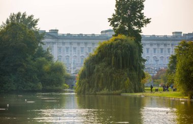 Londra, İngiltere - 4 Ekim 2016: Buckingham Sarayı nın Kraliçe Elizabeth II İngiltere hükümdarı ikamet olduğunu. 