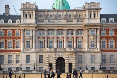 Londra, İngiltere - 4 Ekim 2016: Whitehall, Kraliyet at Guard Sarayı