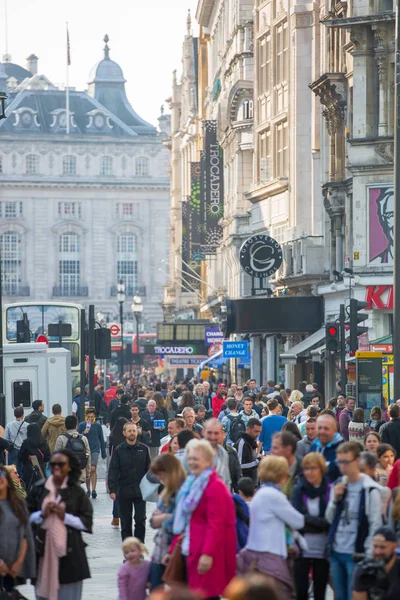 London Verenigd Koninkrijk Oktober 2016 Veel Mensen Toeristen Londenaren Lopen — Stockfoto