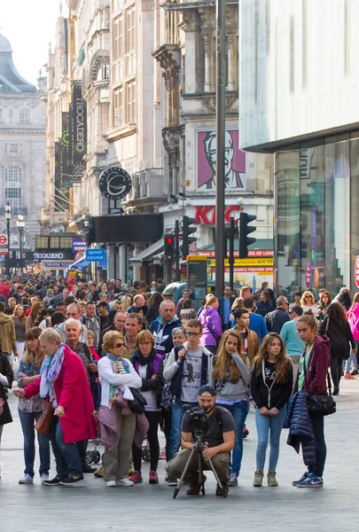 Londra Ngiltere Ekim 2016 Halkın Turistlerin Londralılar Leicester Kare Yürüyen — Stok fotoğraf