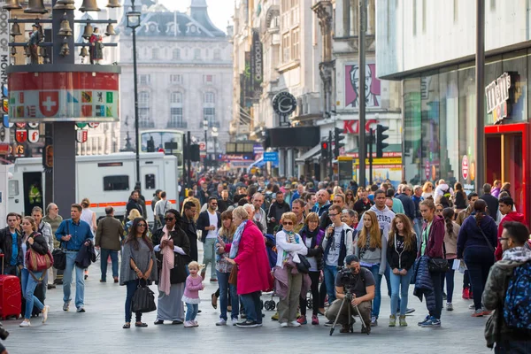 Londýn Října 2016 Spousta Lidí Turistů Londýňané Chůze Přes Leicester — Stock fotografie