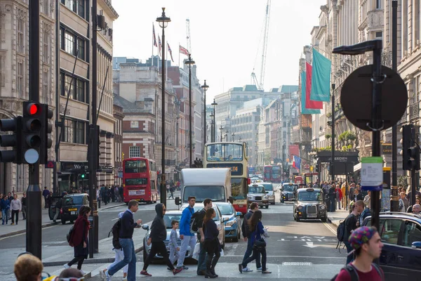 ロンドン イギリス 2015 リージェント ストリートは英国旗で飾られました 多くの人が店から店に歩いてと公共交通機関 タクシー 道路上のバス — ストック写真