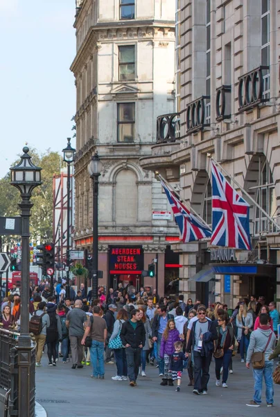 Londra Ngiltere Ekim 2016 Piccadilly Daire Çok Turist Londralılar Yolda — Stok fotoğraf