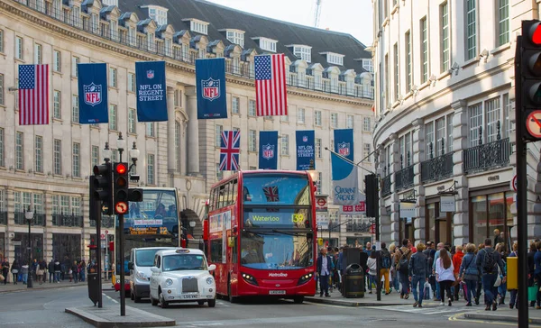 Londýn Října 2015 Regent Street Zdobené Britské Vlajky Spousta Lidí — Stock fotografie