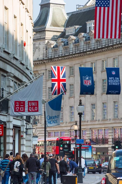 London October 2015 Regent Street Decorated British Flags Lots People — Stock Photo, Image