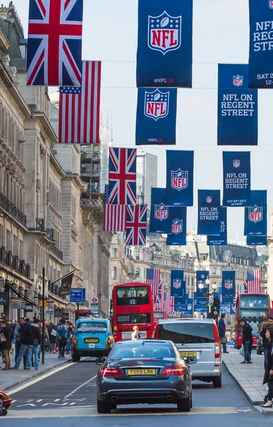 Londýn Října 2015 Regent Street Zdobené Britské Vlajky Spousta Lidí — Stock fotografie