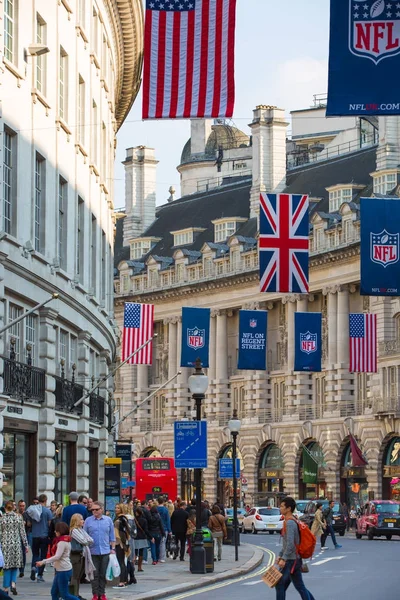 Londýn Října 2015 Regent Street Zdobené Britské Vlajky Spousta Lidí — Stock fotografie