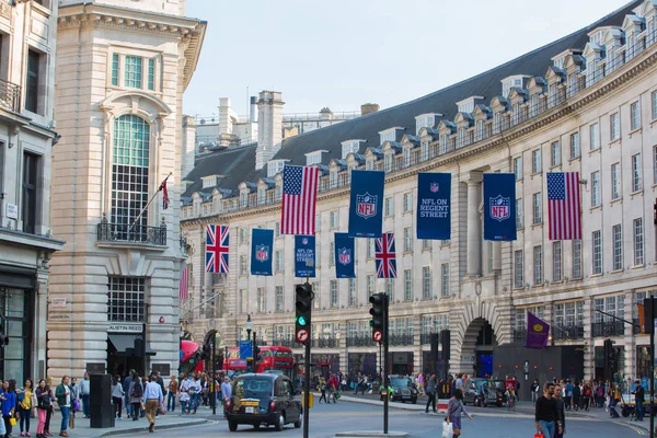 ロンドン イギリス 2015 リージェント ストリートは英国旗で飾られました 多くの人が店から店に歩いてと公共交通機関 タクシー 道路上のバス — ストック写真