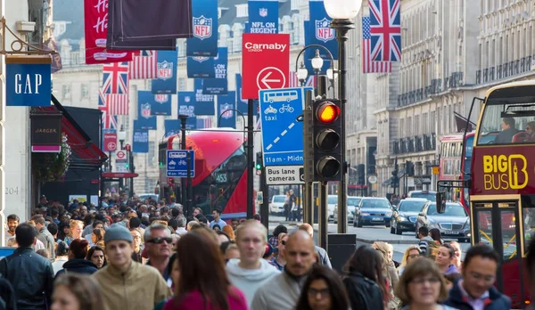 Londres Reino Unido Agosto 2016 Muitas Pessoas Turistas Compradores Londrinos — Fotografia de Stock