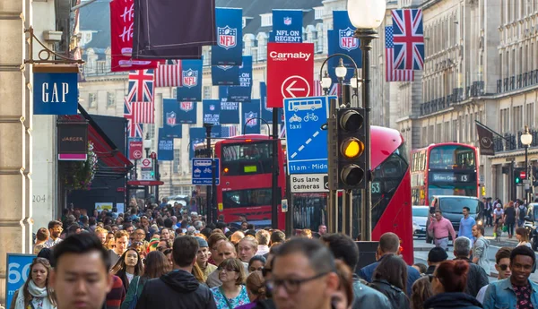 ロンドン イギリス 2016 たくさんの人々 観光客 摂政を渡るロンドン買い物の街 人口の多い都市の概念 — ストック写真