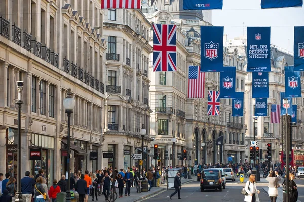 London Storbritannien Augusti 2016 Massor Människor Turister Londonbor Shoppare Passerar — Stockfoto