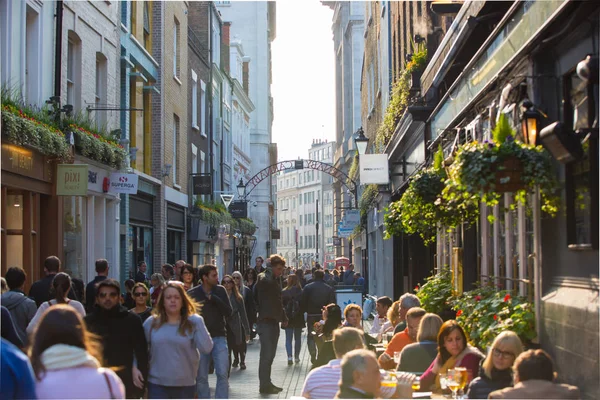 2016年8月24日 许多人 伦敦的购物者穿过摄政街 人口城市概念 — 图库照片